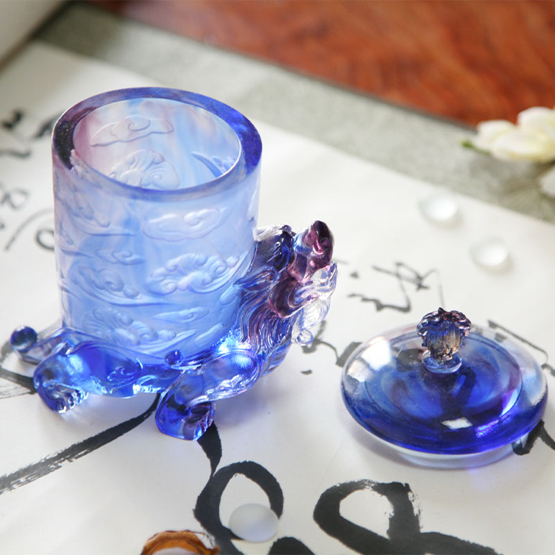 ঢাকনা সহ নীল কাচের ক্রিস্টাল কাপ, পৌরাণিক জন্তু বেস