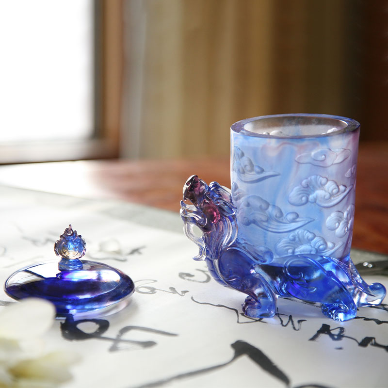 ঢাকনা সহ নীল কাচের ক্রিস্টাল কাপ, পৌরাণিক জন্তু বেস