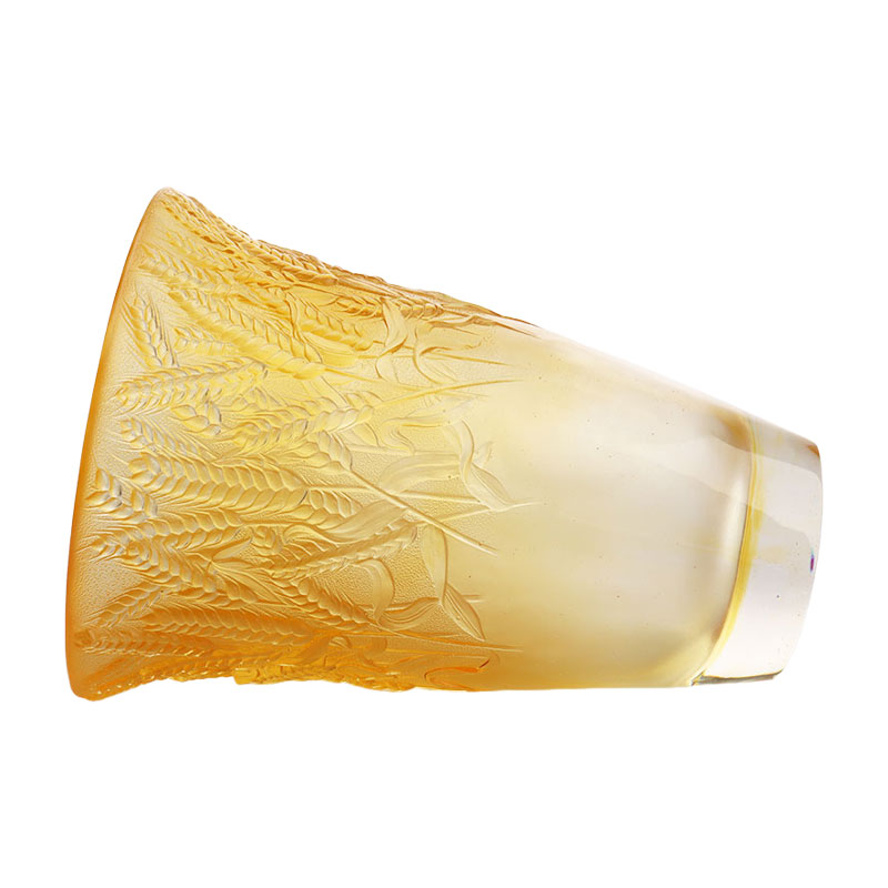 অ্যাম্বার গ্লাস দানি গমের কান দিয়ে এমবসড