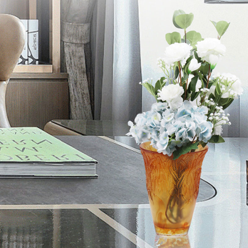 অ্যাম্বার গ্লাস দানি গমের কান দিয়ে এমবসড