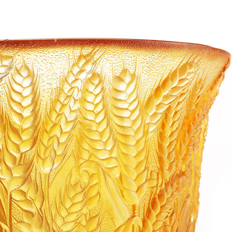 অ্যাম্বার গ্লাস দানি গমের কান দিয়ে এমবসড