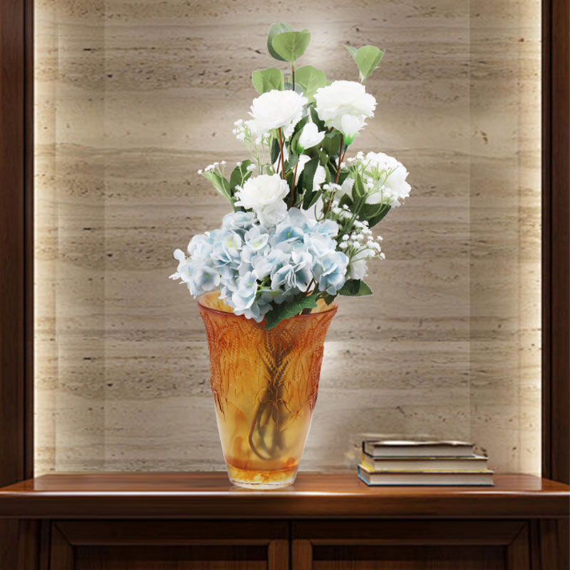 অ্যাম্বার গ্লাস দানি গমের কান দিয়ে এমবসড