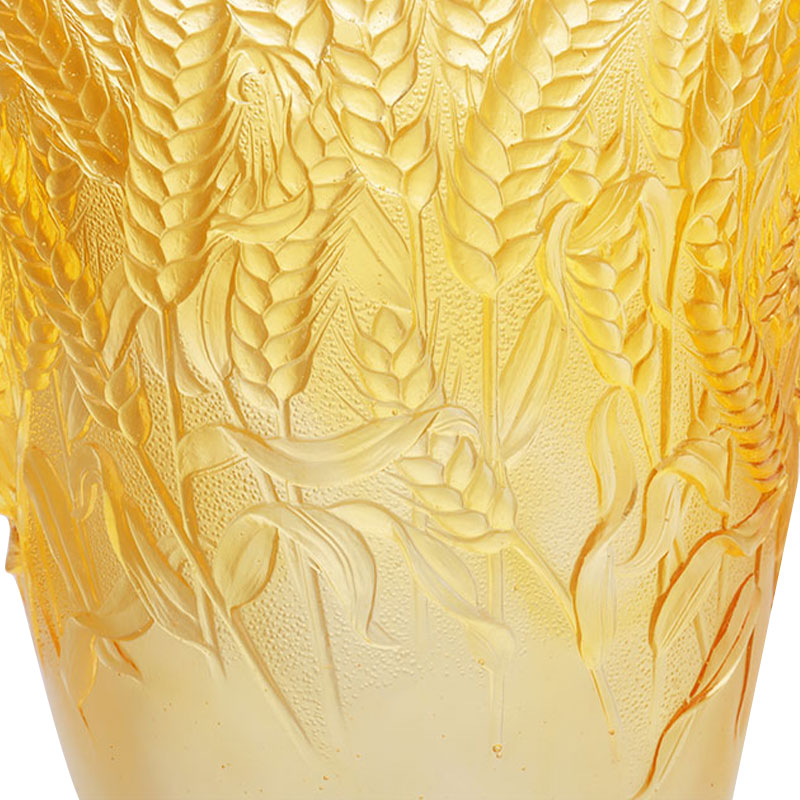 অ্যাম্বার গ্লাস দানি গমের কান দিয়ে এমবসড