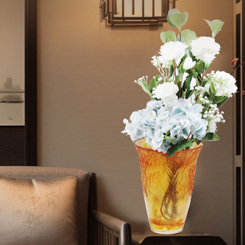 অ্যাম্বার গ্লাস দানি গমের কান দিয়ে এমবসড