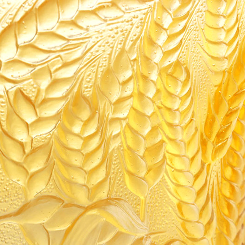 অ্যাম্বার গ্লাস দানি গমের কান দিয়ে এমবসড