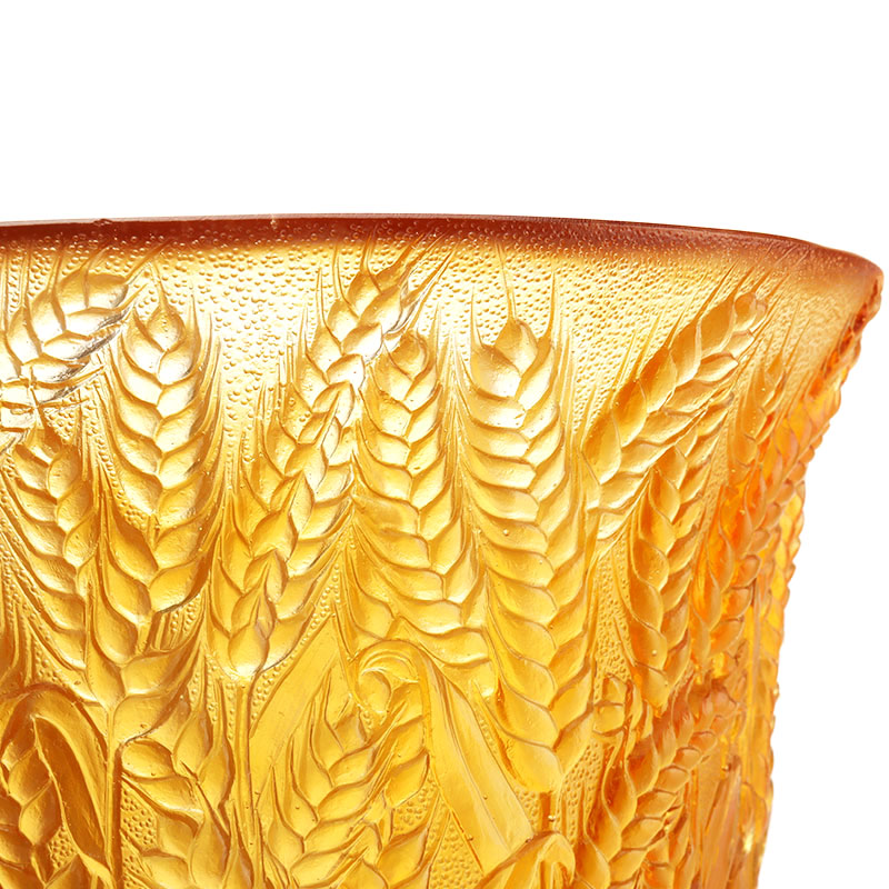 অ্যাম্বার গ্লাস দানি গমের কান দিয়ে এমবসড