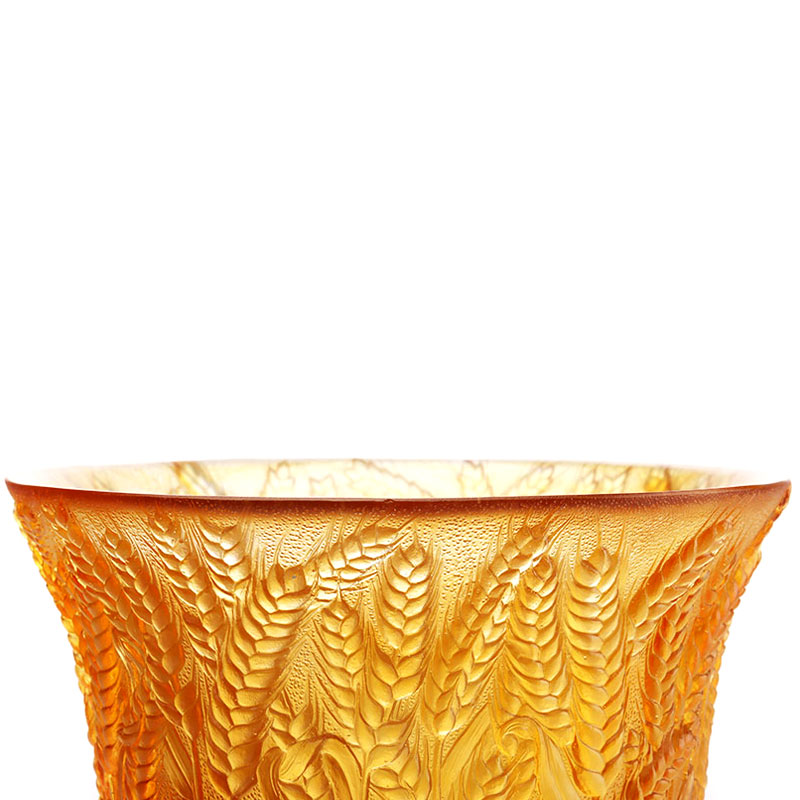 অ্যাম্বার গ্লাস দানি গমের কান দিয়ে এমবসড