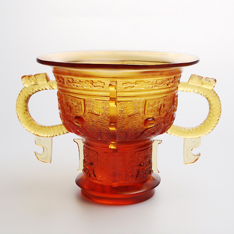 ড্রাগন কানের হ্যান্ডেল এবং কাঁটার প্যাটার্ন সহ চাইনিজ ট্রাইপড