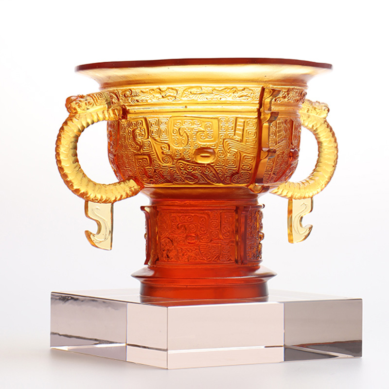 ড্রাগন কানের হ্যান্ডেল এবং কাঁটার প্যাটার্ন সহ চাইনিজ ট্রাইপড