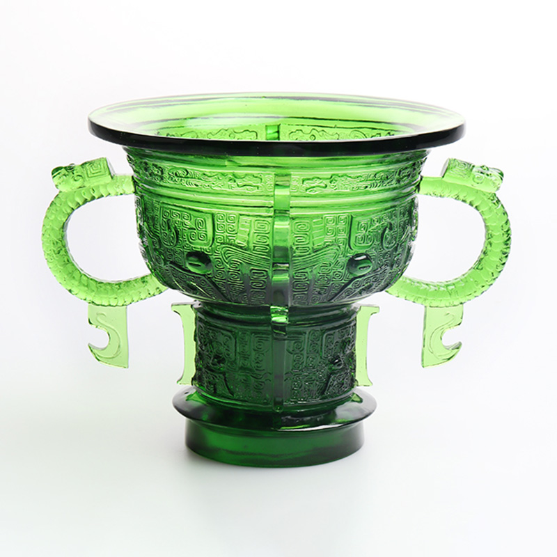 ড্রাগন কানের হ্যান্ডেল এবং কাঁটার প্যাটার্ন সহ চাইনিজ ট্রাইপড