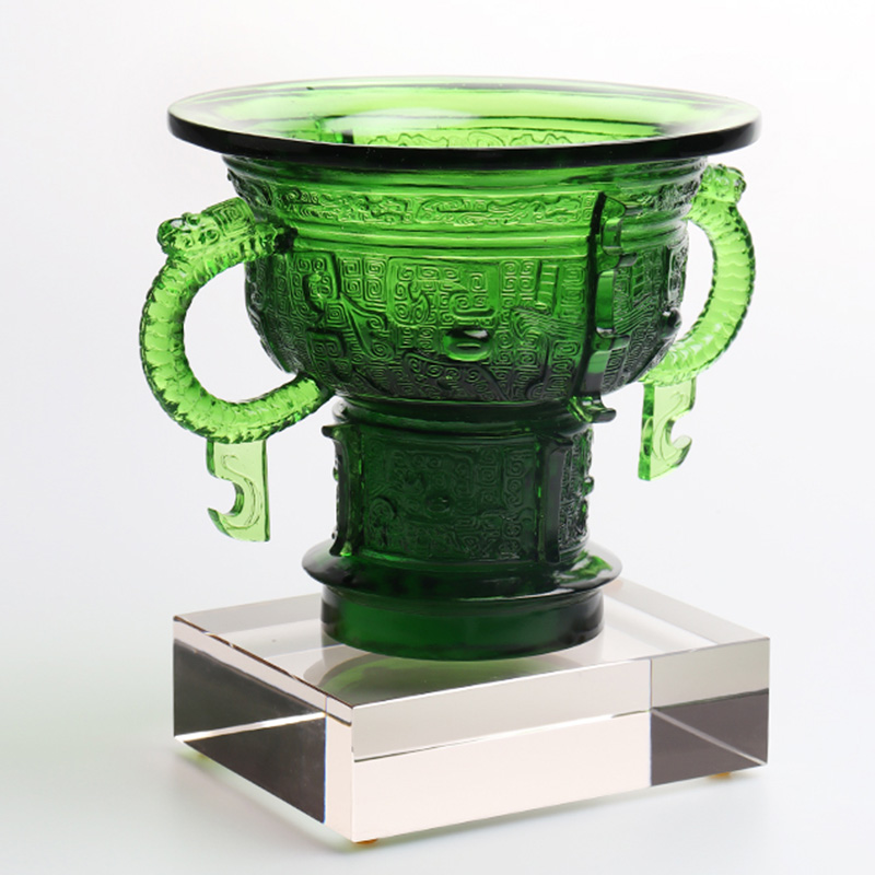 ড্রাগন কানের হ্যান্ডেল এবং কাঁটার প্যাটার্ন সহ চাইনিজ ট্রাইপড