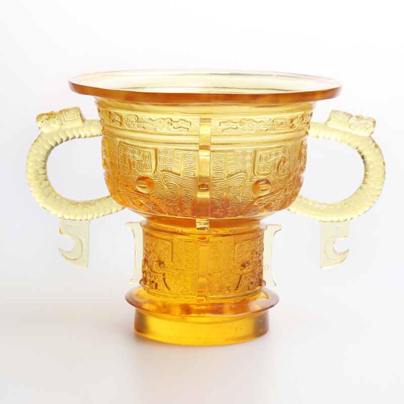 ড্রাগন কানের হ্যান্ডেল এবং কাঁটার প্যাটার্ন সহ চাইনিজ ট্রাইপড