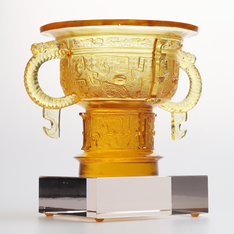 ড্রাগন কানের হ্যান্ডেল এবং কাঁটার প্যাটার্ন সহ চাইনিজ ট্রাইপড