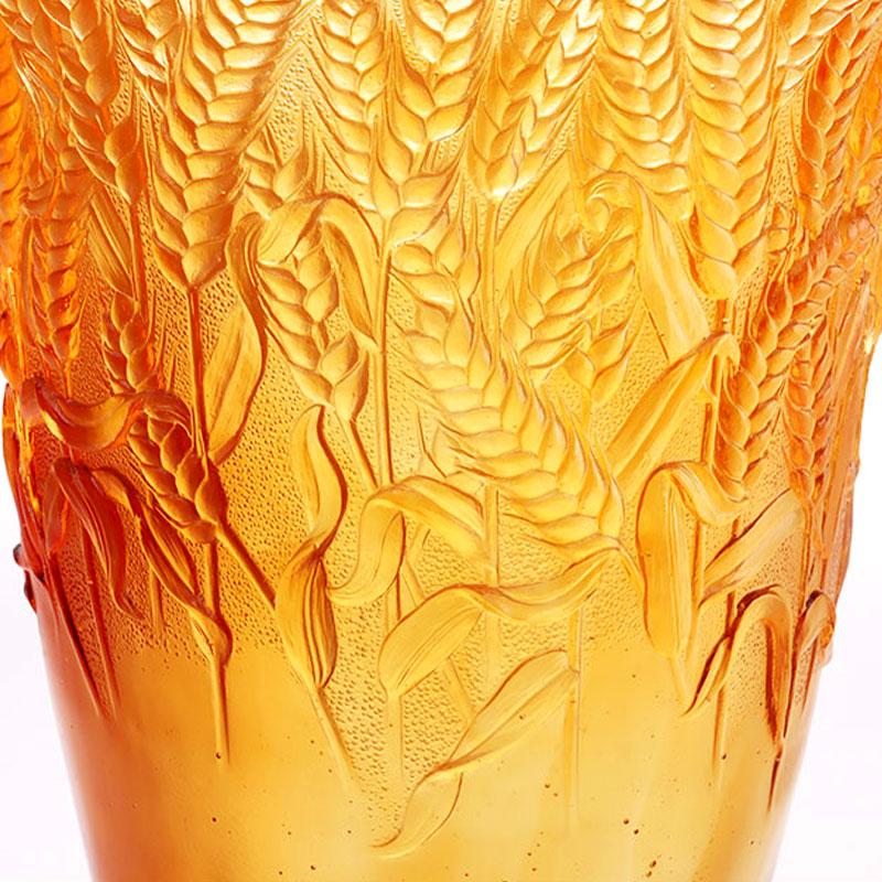 অ্যাম্বার গ্লাস দানি গমের কান দিয়ে এমবসড