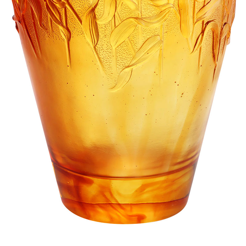 অ্যাম্বার গ্লাস দানি গমের কান দিয়ে এমবসড