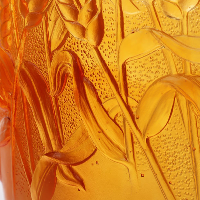 অ্যাম্বার গ্লাস দানি গমের কান দিয়ে এমবসড