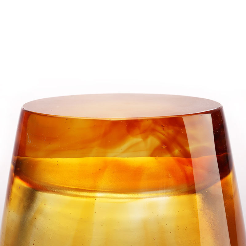 অ্যাম্বার গ্লাস দানি গমের কান দিয়ে এমবসড