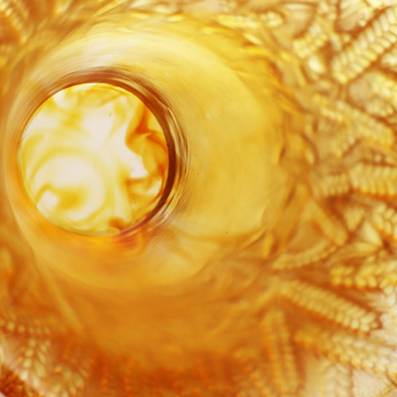 অ্যাম্বার গ্লাস দানি গমের কান দিয়ে এমবসড