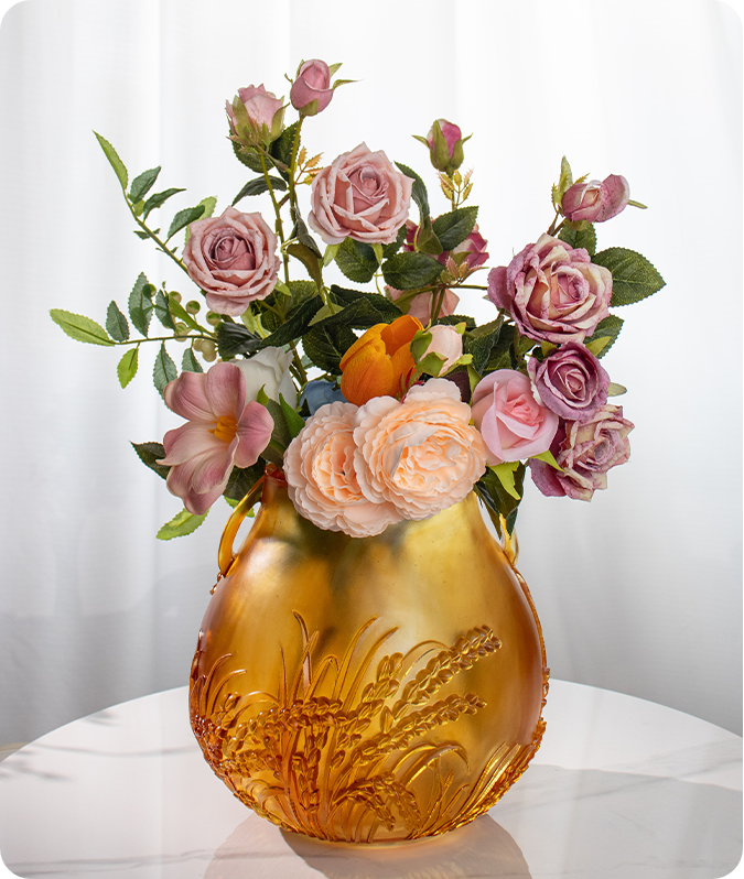 একটি প্রচুর ফসলের প্রতিশ্রুতি: একটি দুই-হ্যান্ডেল গ্লাস ভেসেল