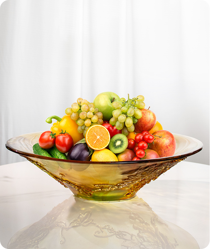 ফল সহ একটি চওড়া মুখের কাচের পাত্র